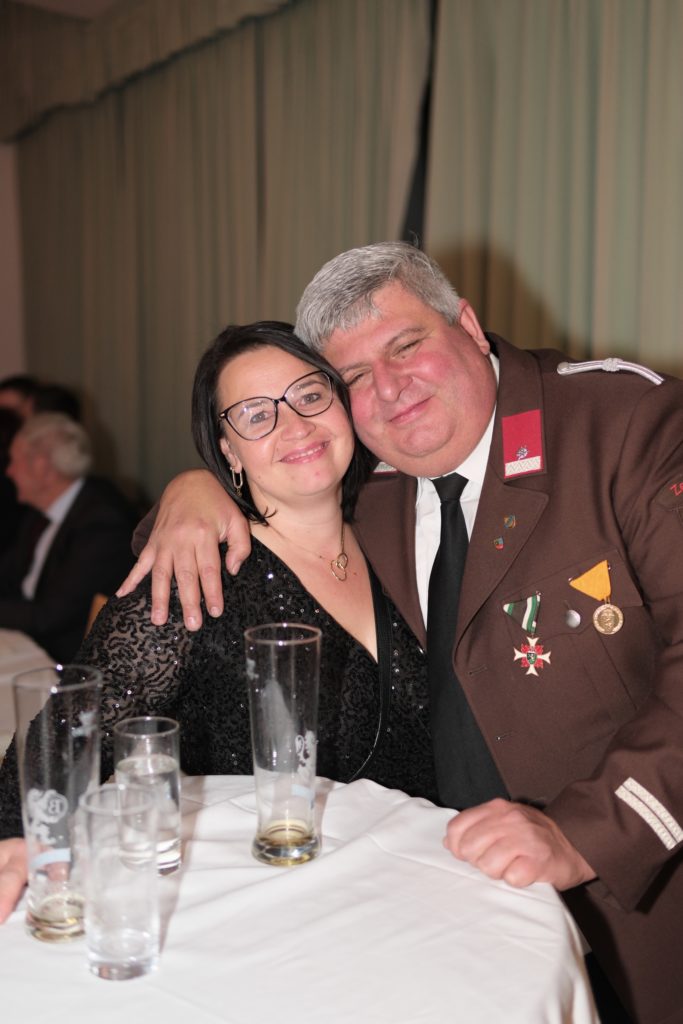 Feuer & Flamme – Eindrücke vom Ball der Freiwilligen Feuerwehr Zettling im Festsaal mit Musik, Tanz und ausgelassener Stimmung