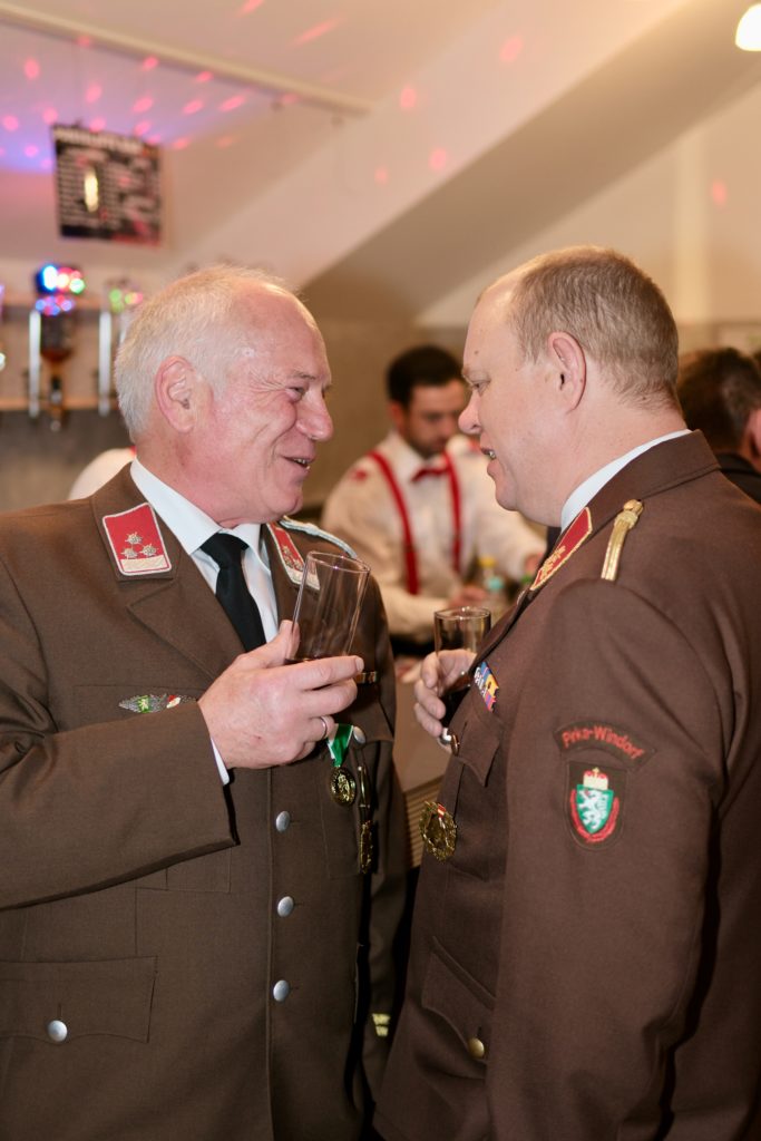 Feuer & Flamme – Eindrücke vom Ball der Freiwilligen Feuerwehr Zettling im Festsaal mit Musik, Tanz und ausgelassener Stimmung