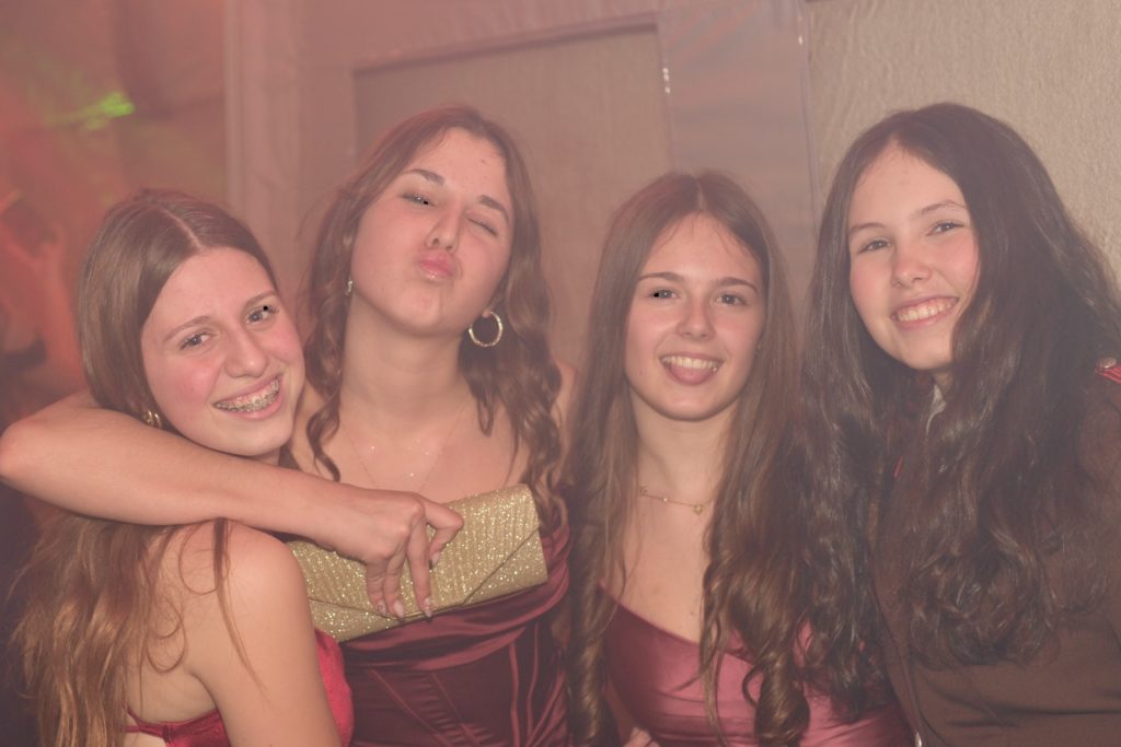 Feuer & Flamme – Eindrücke vom Ball der Freiwilligen Feuerwehr Zettling im Festsaal mit Musik, Tanz und ausgelassener Stimmung