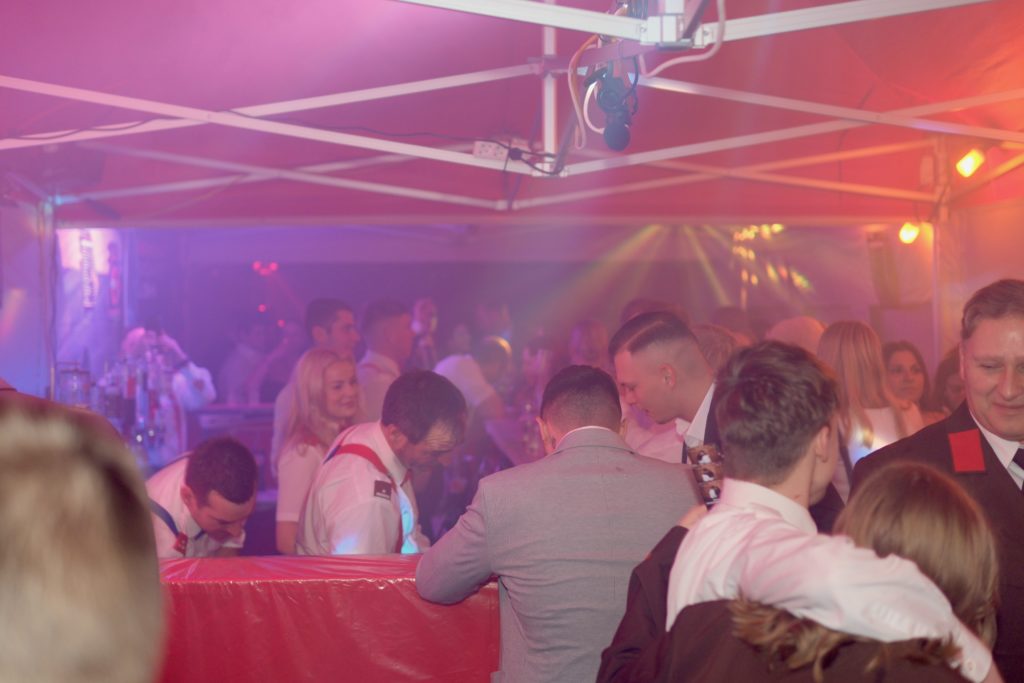 Feuer & Flamme – Eindrücke vom Ball der Freiwilligen Feuerwehr Zettling im Festsaal mit Musik, Tanz und ausgelassener Stimmung