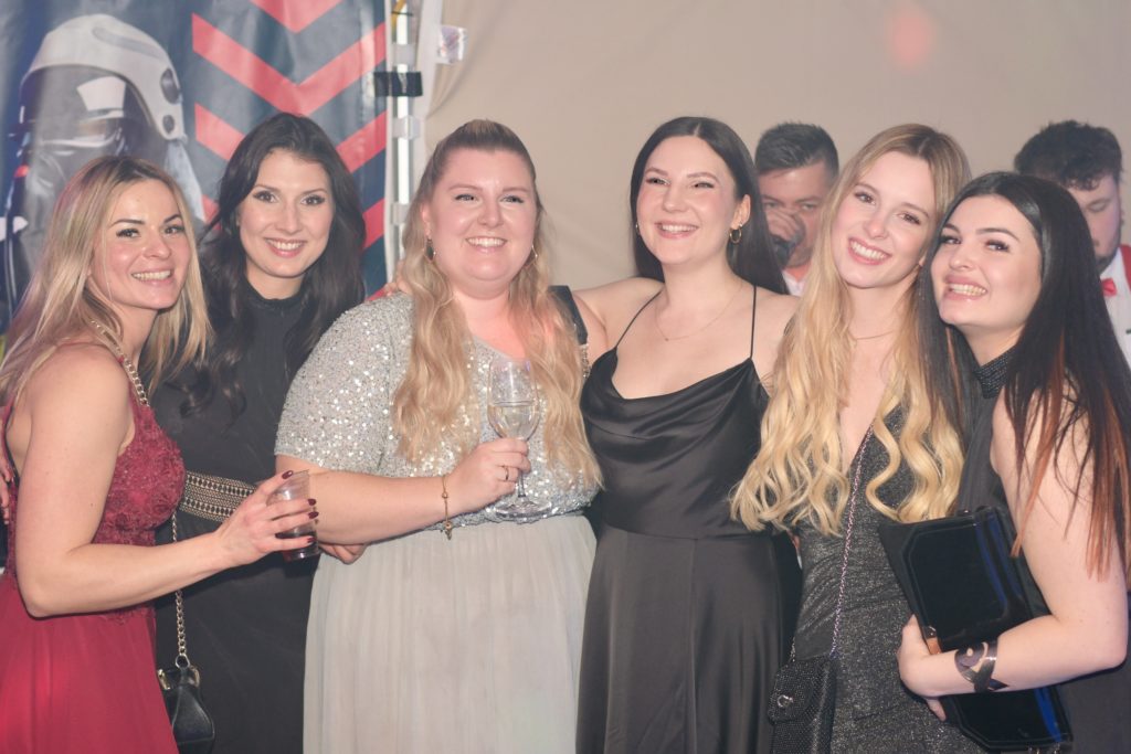 Feuer & Flamme – Eindrücke vom Ball der Freiwilligen Feuerwehr Zettling im Festsaal mit Musik, Tanz und ausgelassener Stimmung