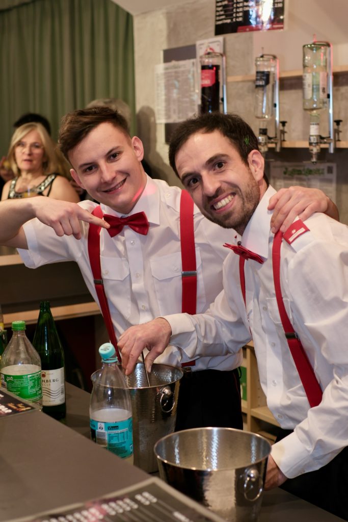 Feuer & Flamme – Eindrücke vom Ball der Freiwilligen Feuerwehr Zettling im Festsaal mit Musik, Tanz und ausgelassener Stimmung