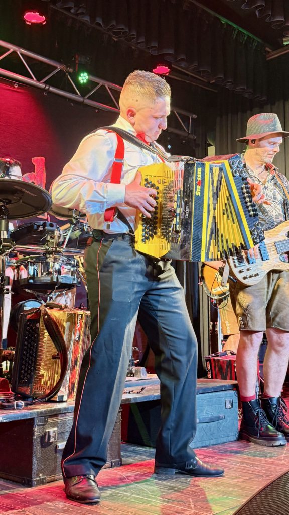 Feuer & Flamme – Eindrücke vom Ball der Freiwilligen Feuerwehr Zettling im Festsaal mit Musik, Tanz und ausgelassener Stimmung