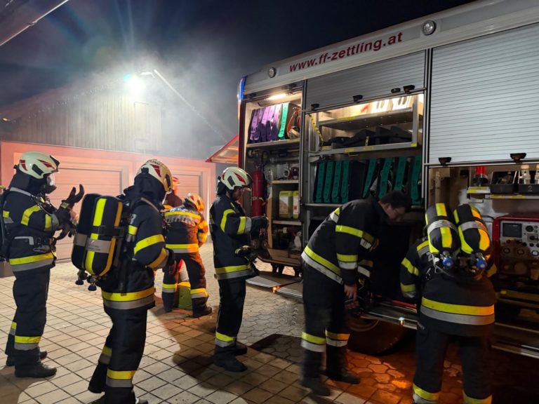 Feuerwehr Zettling bei der ersten Monatsübung 2026 mit Atemschutz im Einsatz