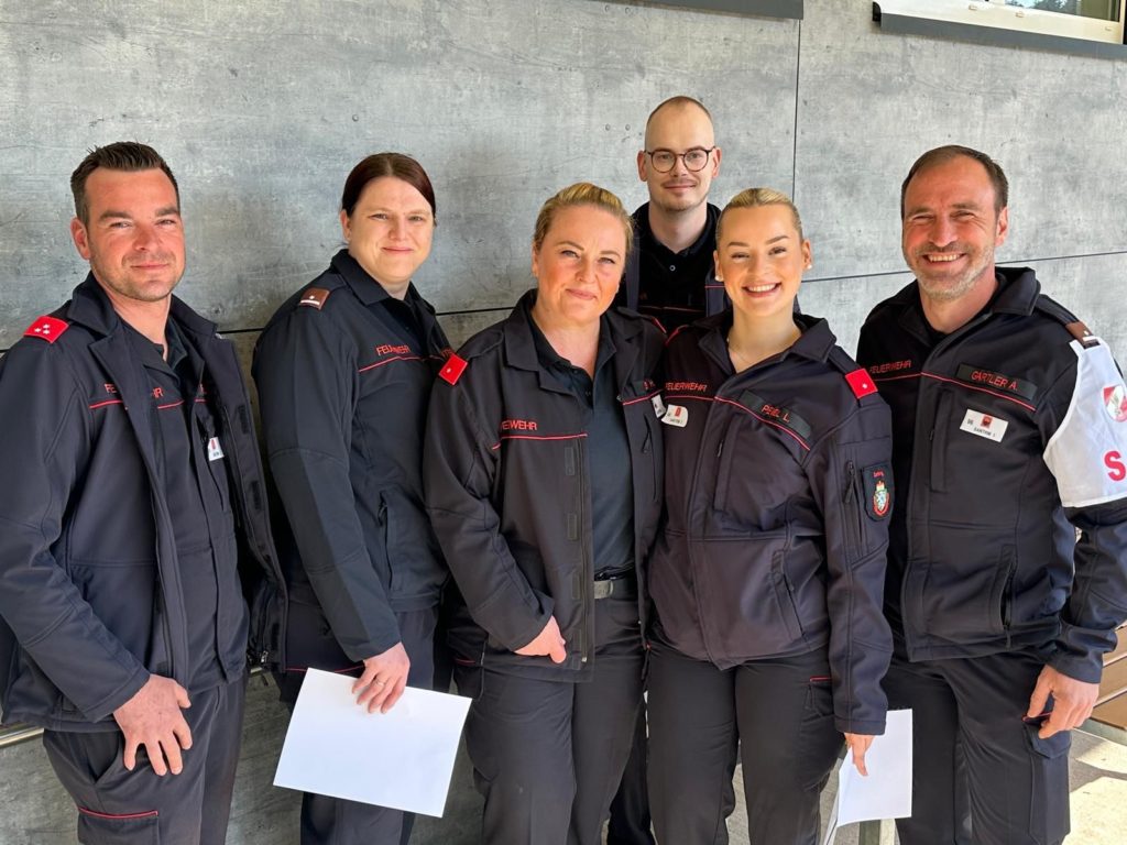 Feuerwehr Zettling bei der Sanitätsleistungsprüfung in Bronze und Silber