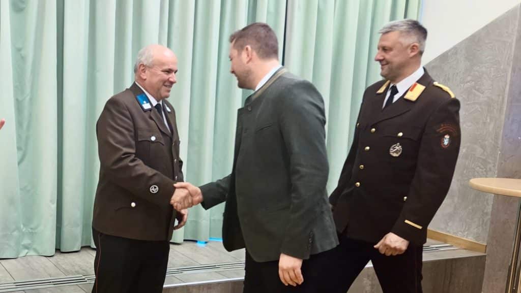 Wehrversammlung 2026 der Feuerwehr Zettling mit Mitgliedern und Ehrengästen