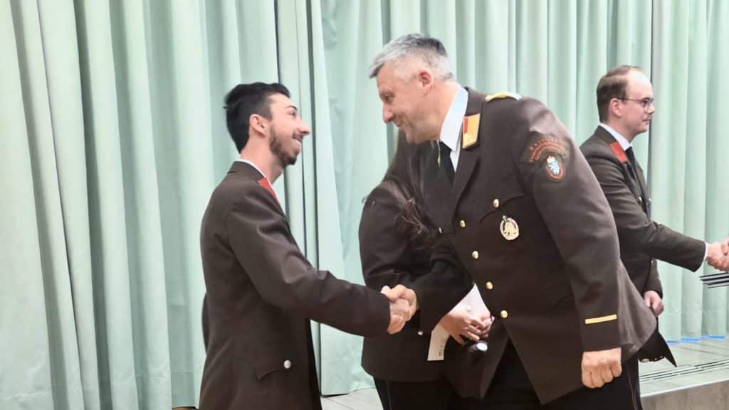 Wehrversammlung 2026 der Feuerwehr Zettling mit Mitgliedern und Ehrengästen