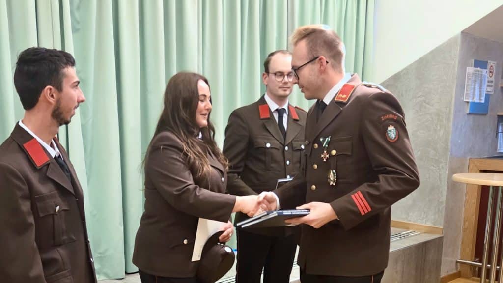 Wehrversammlung 2026 der Feuerwehr Zettling mit Mitgliedern und Ehrengästen