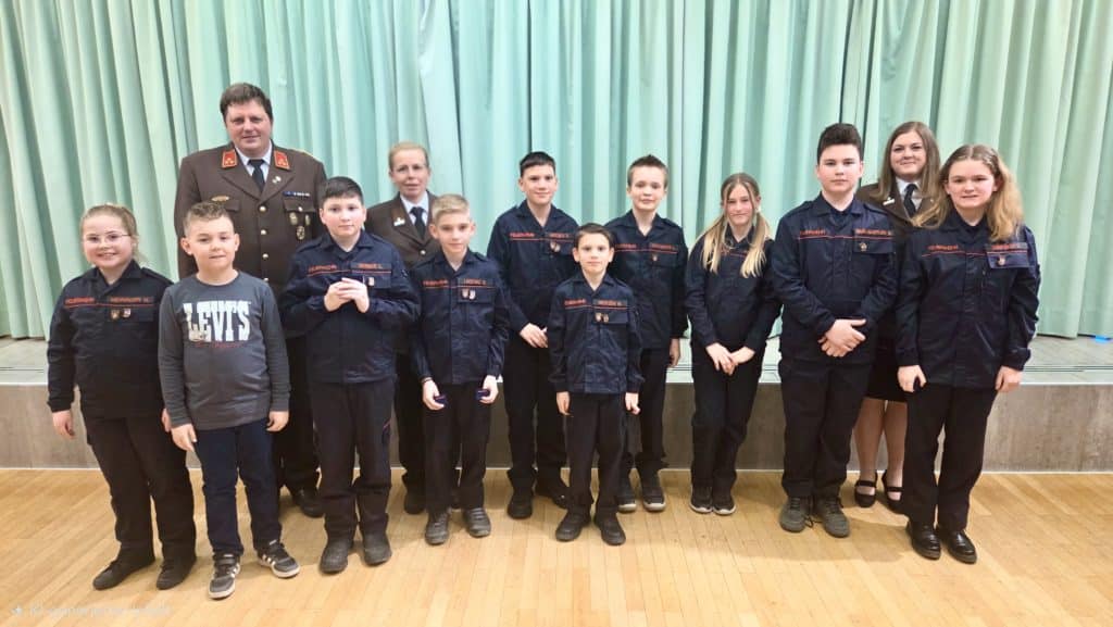 Wehrversammlung 2026 der Feuerwehr Zettling mit Mitgliedern und Ehrengästen