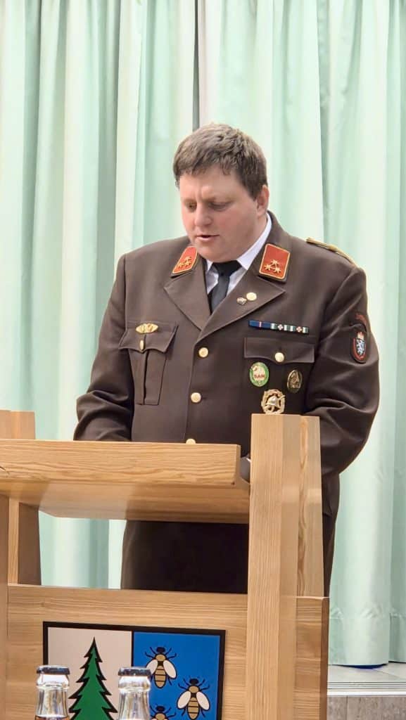 Wehrversammlung 2026 der Feuerwehr Zettling mit Mitgliedern und Ehrengästen