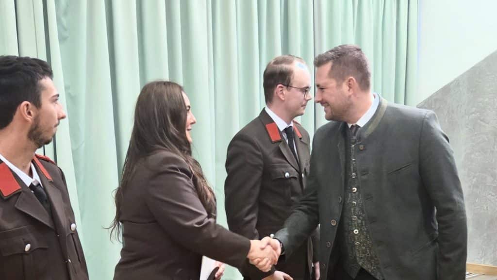 Wehrversammlung 2026 der Feuerwehr Zettling mit Mitgliedern und Ehrengästen