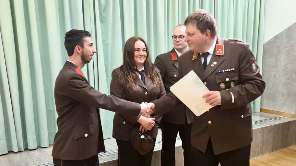 Wehrversammlung 2026 der Feuerwehr Zettling mit Mitgliedern und Ehrengästen