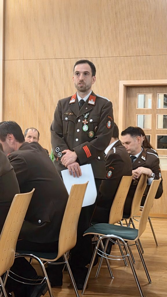 Wehrversammlung 2026 der Feuerwehr Zettling mit Mitgliedern und Ehrengästen