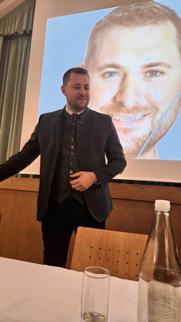 Wehrversammlung 2026 der Feuerwehr Zettling mit Mitgliedern und Ehrengästen