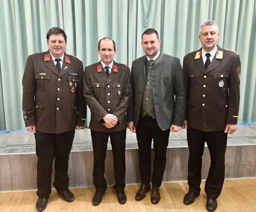 Wehrversammlung 2026 der Feuerwehr Zettling mit Mitgliedern und Ehrengästen