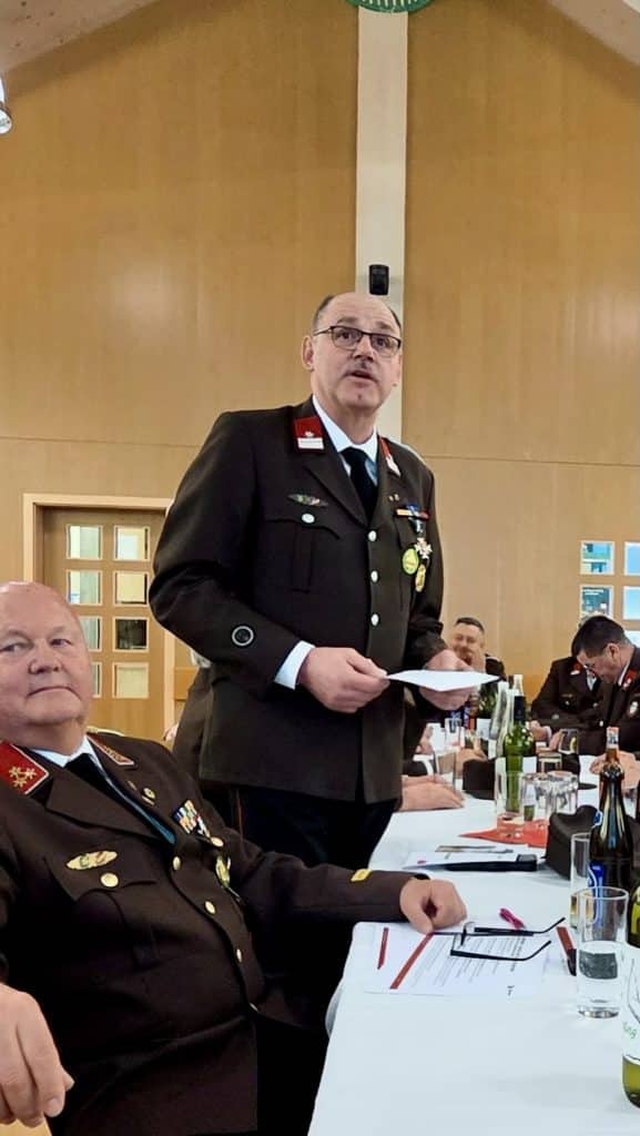 Wehrversammlung 2026 der Feuerwehr Zettling mit Mitgliedern und Ehrengästen