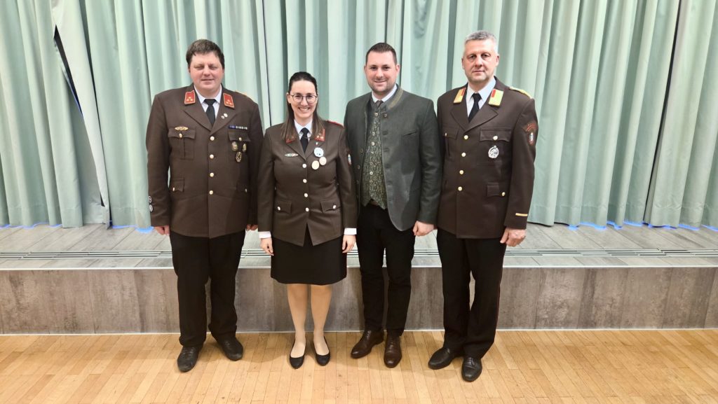 Wehrversammlung 2026 der Feuerwehr Zettling mit Mitgliedern und Ehrengästen