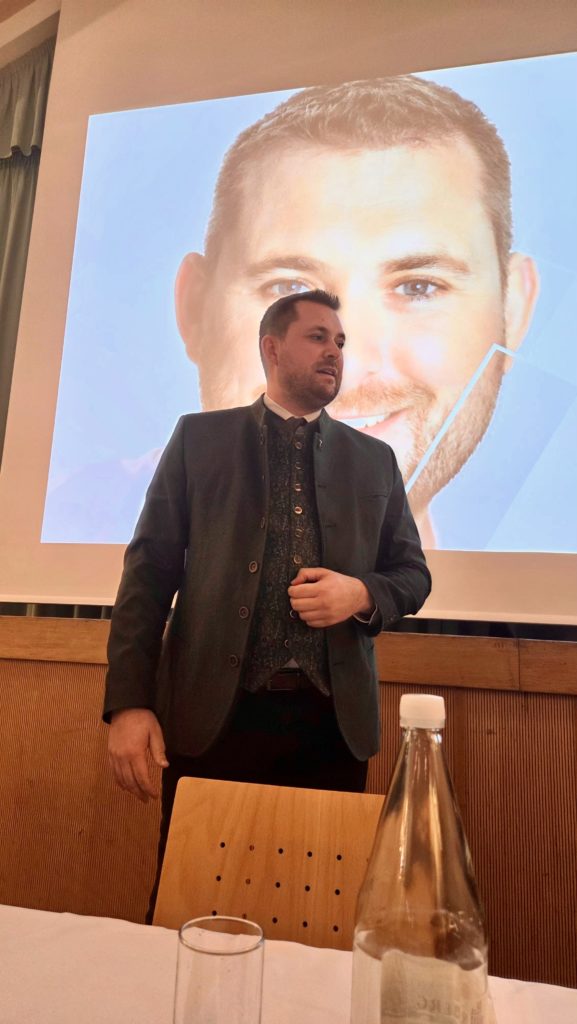 Wehrversammlung 2026 der Feuerwehr Zettling mit Mitgliedern und Ehrengästen