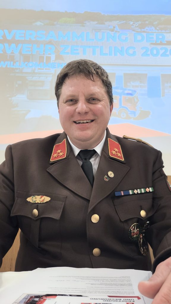 Wehrversammlung 2026 der Feuerwehr Zettling mit Mitgliedern und Ehrengästen