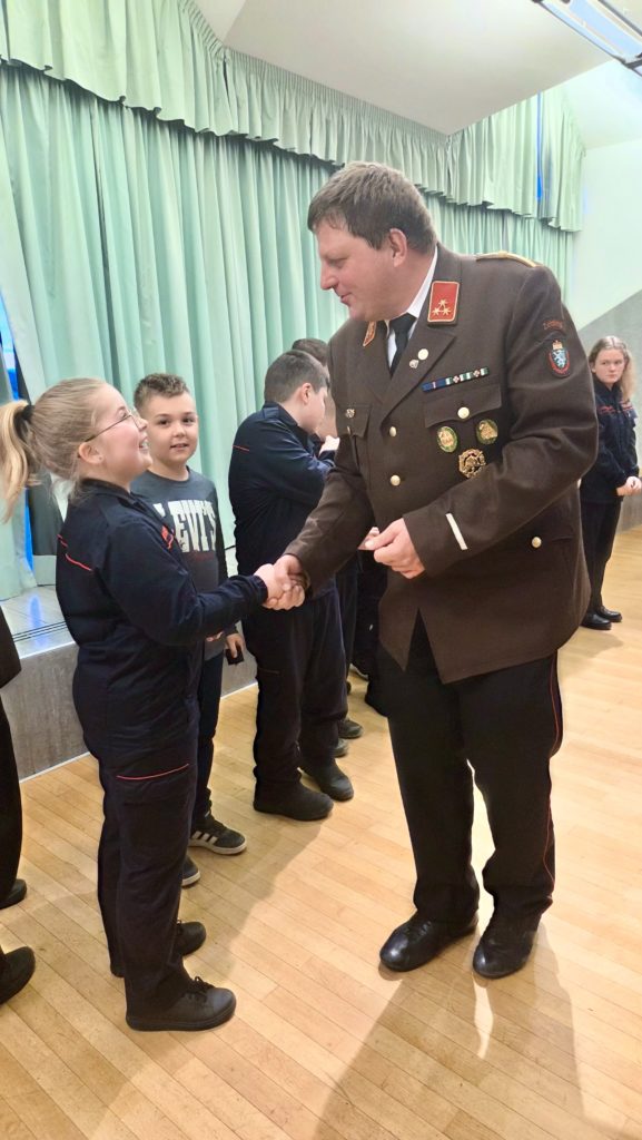 Wehrversammlung 2026 der Feuerwehr Zettling mit Mitgliedern und Ehrengästen