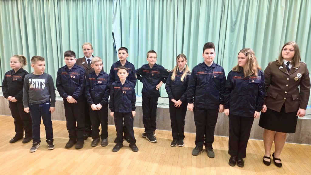 Wehrversammlung 2026 der Feuerwehr Zettling mit Mitgliedern und Ehrengästen