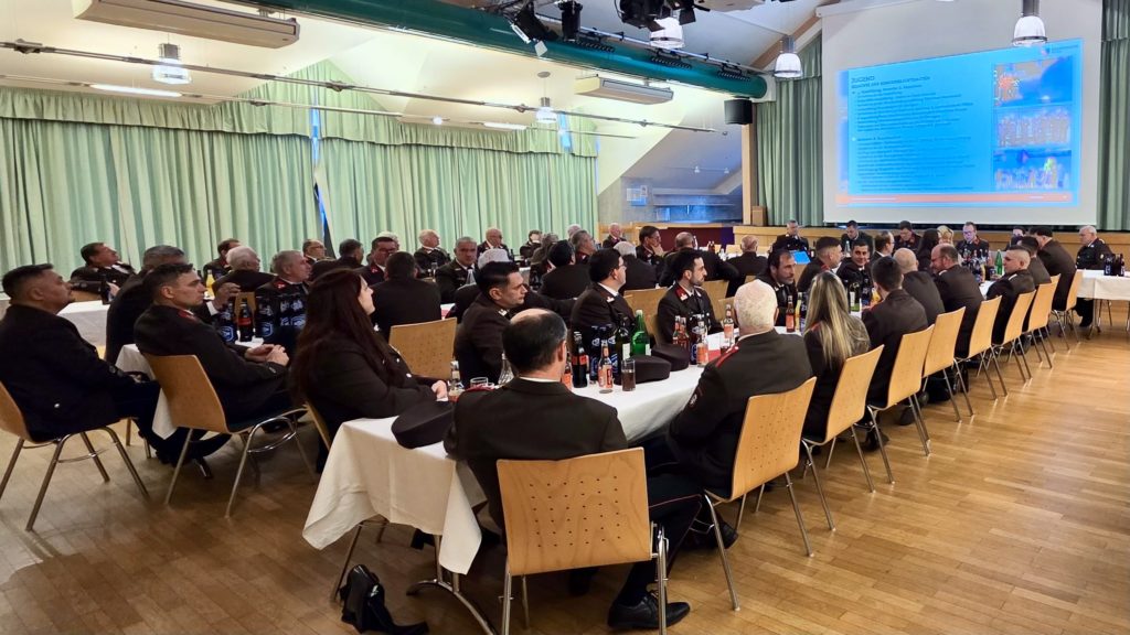 Wehrversammlung 2026 der Feuerwehr Zettling mit Mitgliedern und Ehrengästen