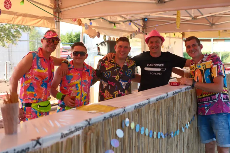 80s & 90s Party der Freiwilligen Feuerwehr Zettling mit Gästen und Retro-Stimmung