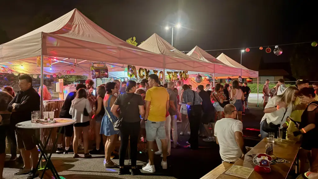 80s & 90s Party der Freiwilligen Feuerwehr Zettling mit Gästen und Retro-Stimmung
