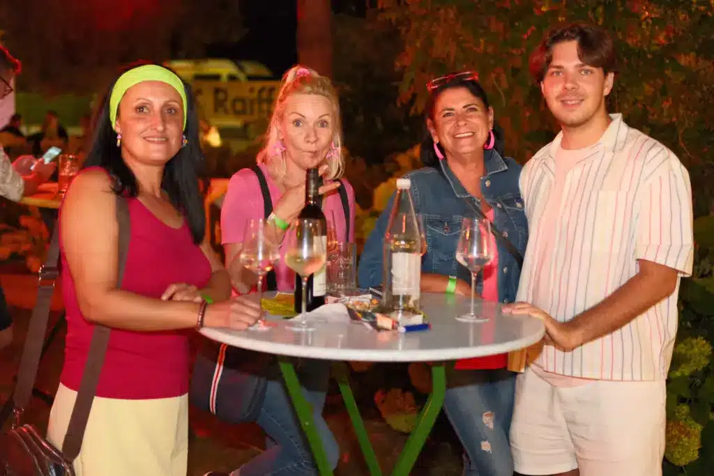 80s & 90s Party der Freiwilligen Feuerwehr Zettling mit Gästen und Retro-Stimmung